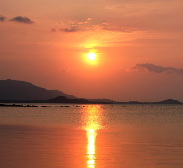 puerto cielo naranja del amanecer del sol