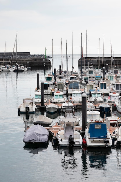 Puerto de la ciudad de Mutriku con barcos