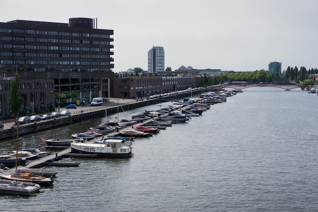 Foto gratuita puerto de la ciudad con yates. amsterdam