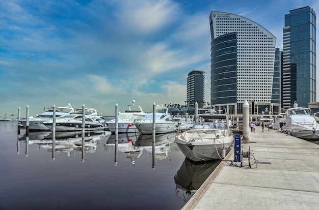 Puerto de Dubai bajo un cielo azul claro