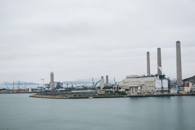 Puerto industrial con edificios de hormigón