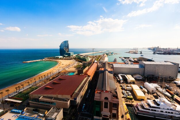 Puerto lateral de la playa de la Barceloneta y del mar