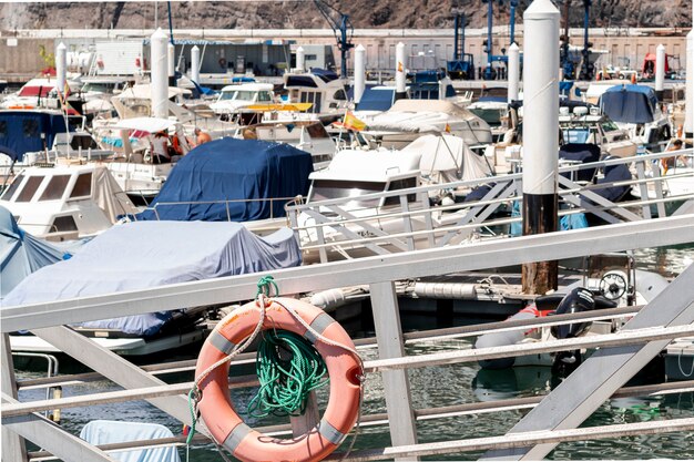 Puerto lleno de pequeñas embarcaciones