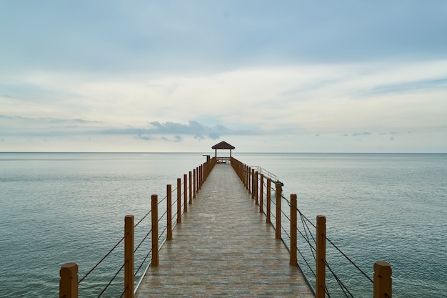 Puerto de madera en el agua del mar