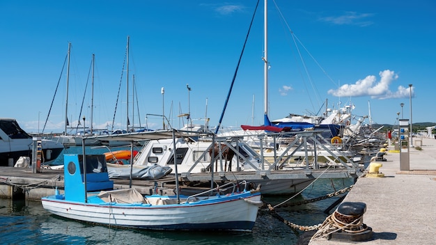 Puerto del mar Egeo con varios yates y barcos amarrados, tiempo claro en Nikiti, Grecia