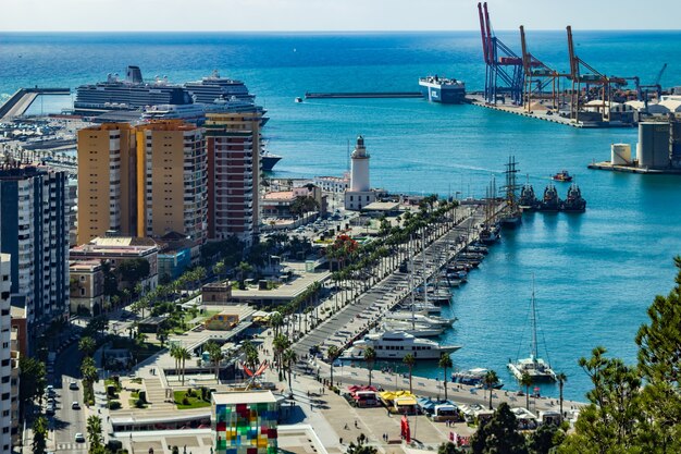 Puerto marítimo de una ciudad costera