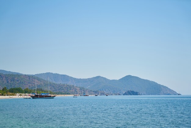 Puerto marítimo visto desde el mar