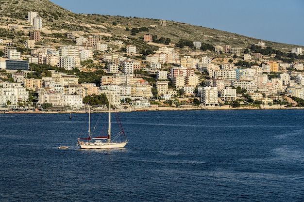 Puerto de Sarande temprano en la tarde