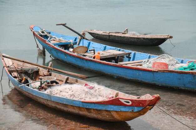 Puerto con viejos barcos de pesca