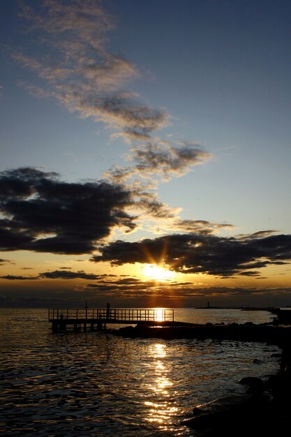 Puesta de sol amarilla con gente silouete