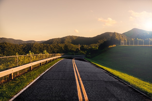 Puesta de sol de carretera de montaña