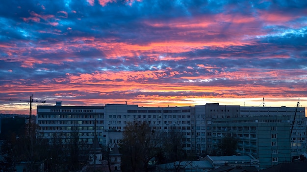 Puesta de sol en Chisinau, Moldavia. Exuberantes nubes rosas y azules. Edificios residenciales soviéticos en primer plano