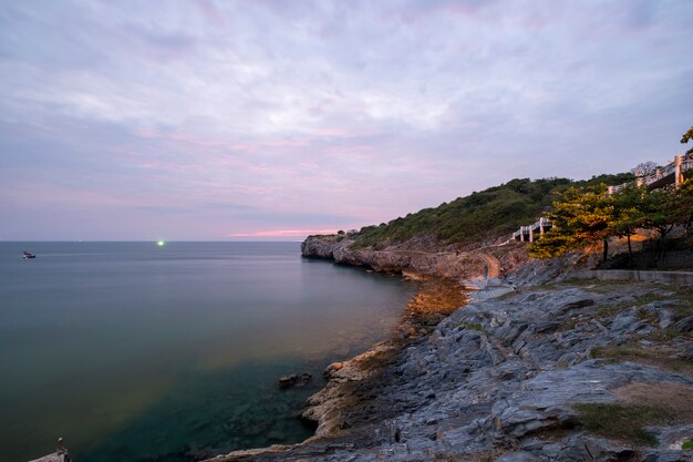 puesta de sol en la costa del mar