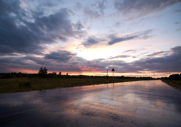 Foto gratuita puesta de sol después de la lluvia