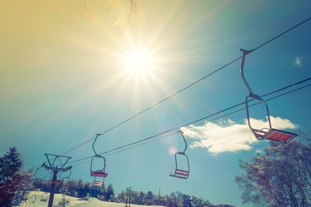 Puesta del sol y de esquí ascensor va a la montaña (PR imagen filtrada
