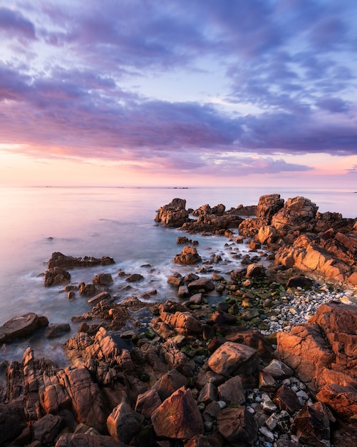 Puesta de sol con hermosas nubes cerca de Fort Pembroke en Guernsey.