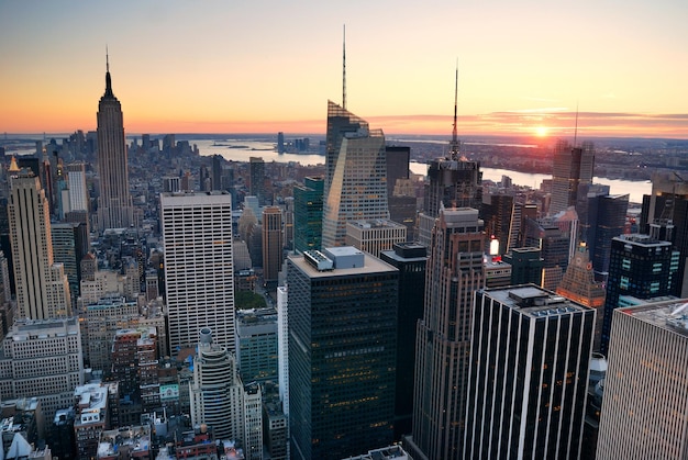 Puesta del sol del horizonte de Manhattan de New York City