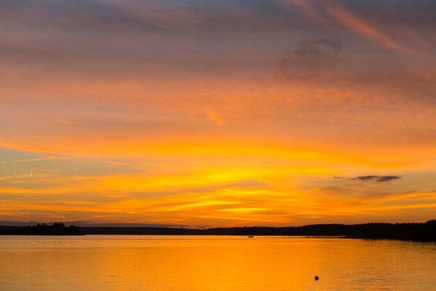 Puesta de sol increíble sobre el lago