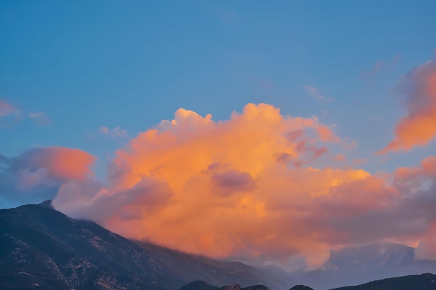 Foto gratuita puesta de sol en las montañas las nubes sobre la montaña están iluminadas por el sol poniente la idea para el fondo el papel tapiz del clima la hermosa naturaleza de las montañas