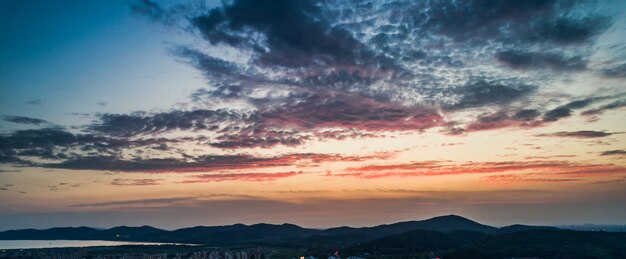 Puesta de sol en las montañas