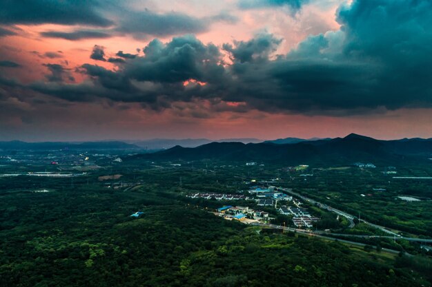 Puesta de sol en las montañas