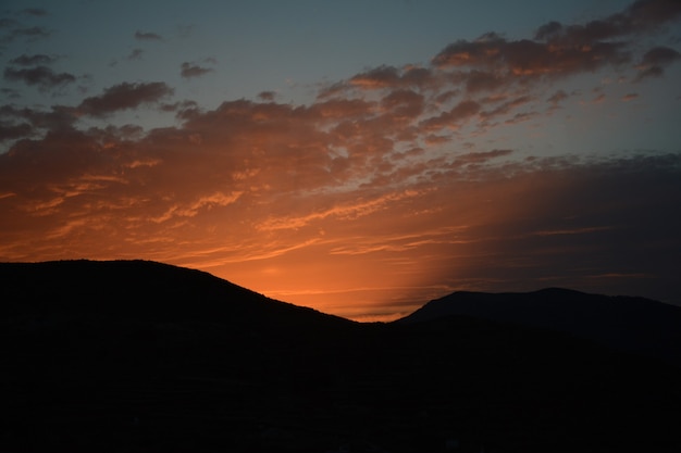 Puesta de sol en las montañas