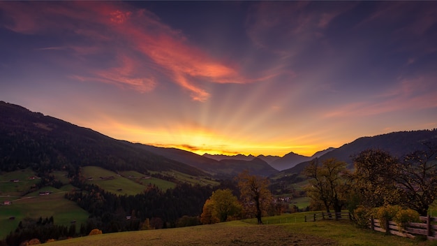 Puesta de sol en las montañas