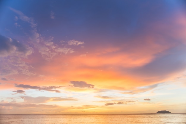 Puesta de sol con nubes