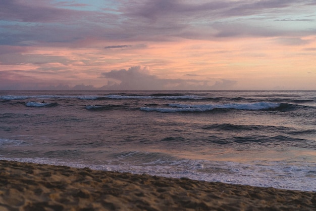 Puesta de sol en el océano, Bali, Indonesia.