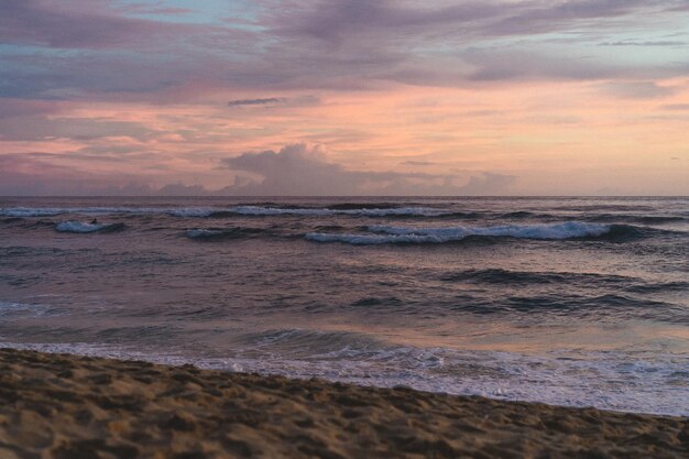 Puesta de sol en el océano, Bali, Indonesia.