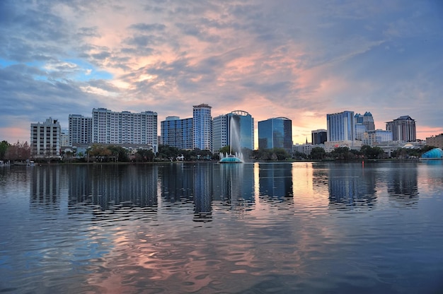 Puesta de sol de Orlando sobre el lago Eola