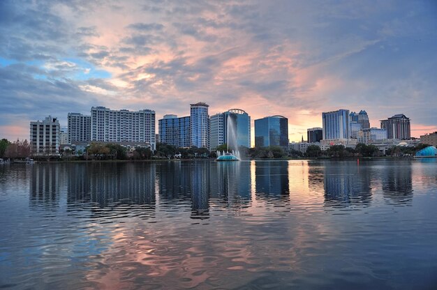 Puesta de sol de Orlando sobre el lago Eola