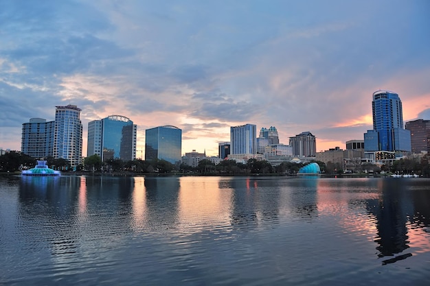 Puesta de sol de Orlando sobre el lago Eola