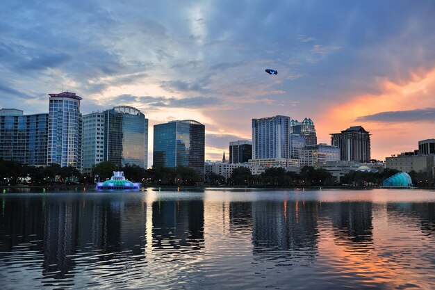 Puesta de sol de Orlando sobre el lago Eola