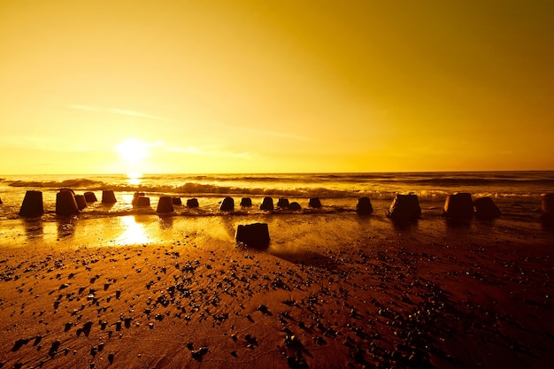 Foto gratuita puesta de sol de oro sobre el mar de verano.