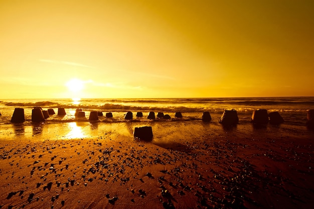 Puesta de sol de oro sobre el mar de verano.