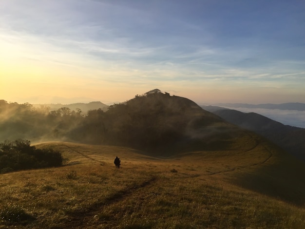 Puesta del sol en el paisaje colorido del otoño en montañas, imagen filtrada vintage.