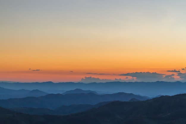 Foto gratuita puesta de sol de paisaje de montaña