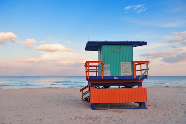 Puesta del sol de la playa del sur de Miami