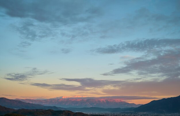 Puesta de sol sobre la ciudad de Fethiye Akdag vista de la ciudad de UylukTepe en la nieve Invierno en el Egeo Fondo para publicidad de vacaciones o idea de viaje para papel tapiz