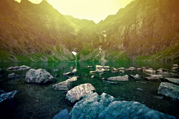 Puesta de sol sobre el lago en las montañas.