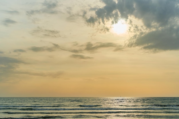 Puesta de sol sobre el mar después de una tormenta de arena tinte amarillo de la arena en el aire Fondo de vista al mar con espacio libre