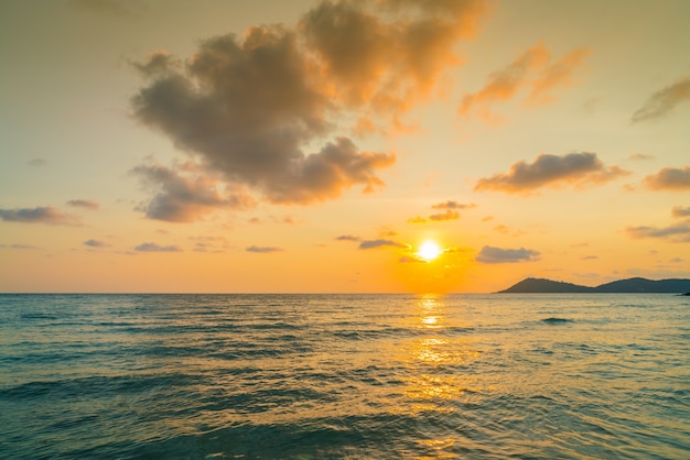 Puesta de sol sobre el mar