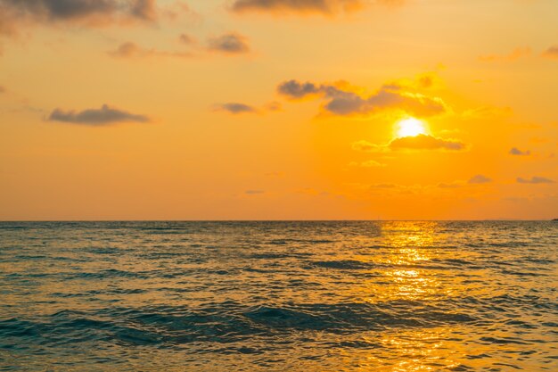 Puesta de sol sobre el mar