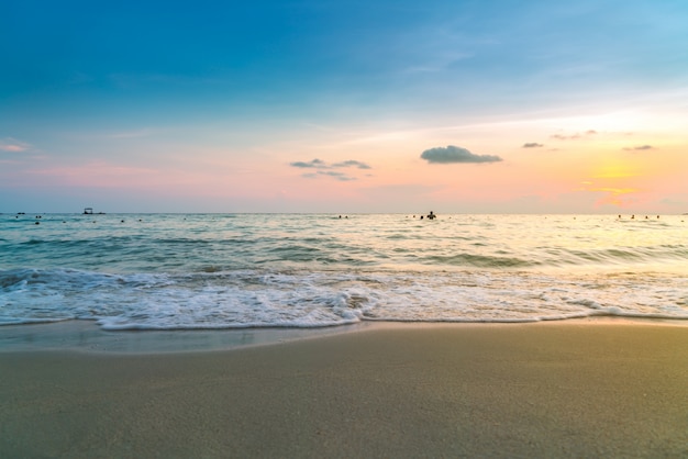 Puesta de sol sobre el mar