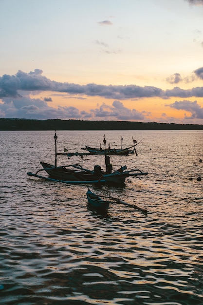 puesta de sol sobre el océano, barcos de pesca. Bali, Indonesia