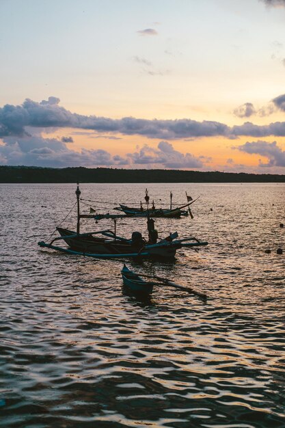 puesta de sol sobre el océano, barcos de pesca. Bali, Indonesia