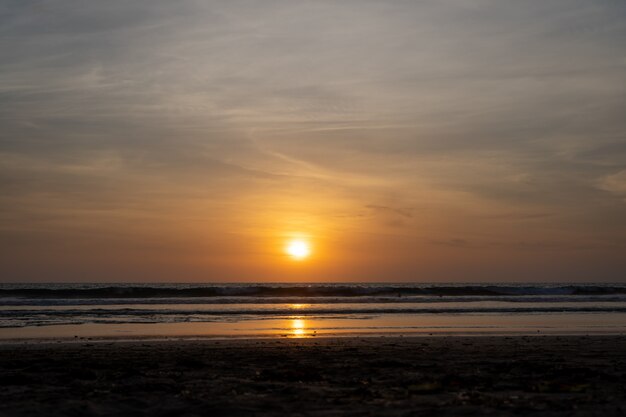 Puesta de sol sobre un océano