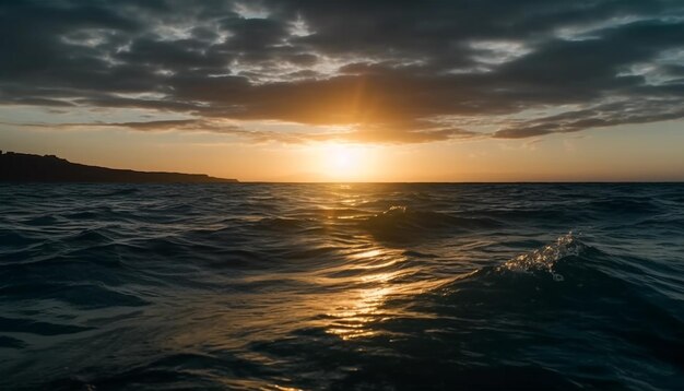 Puesta de sol sobre olas tranquilas, la belleza de la naturaleza brilla generada por IA