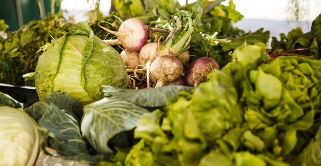 Puesto en el mercado con variedad de vegetales orgánicos frescos.